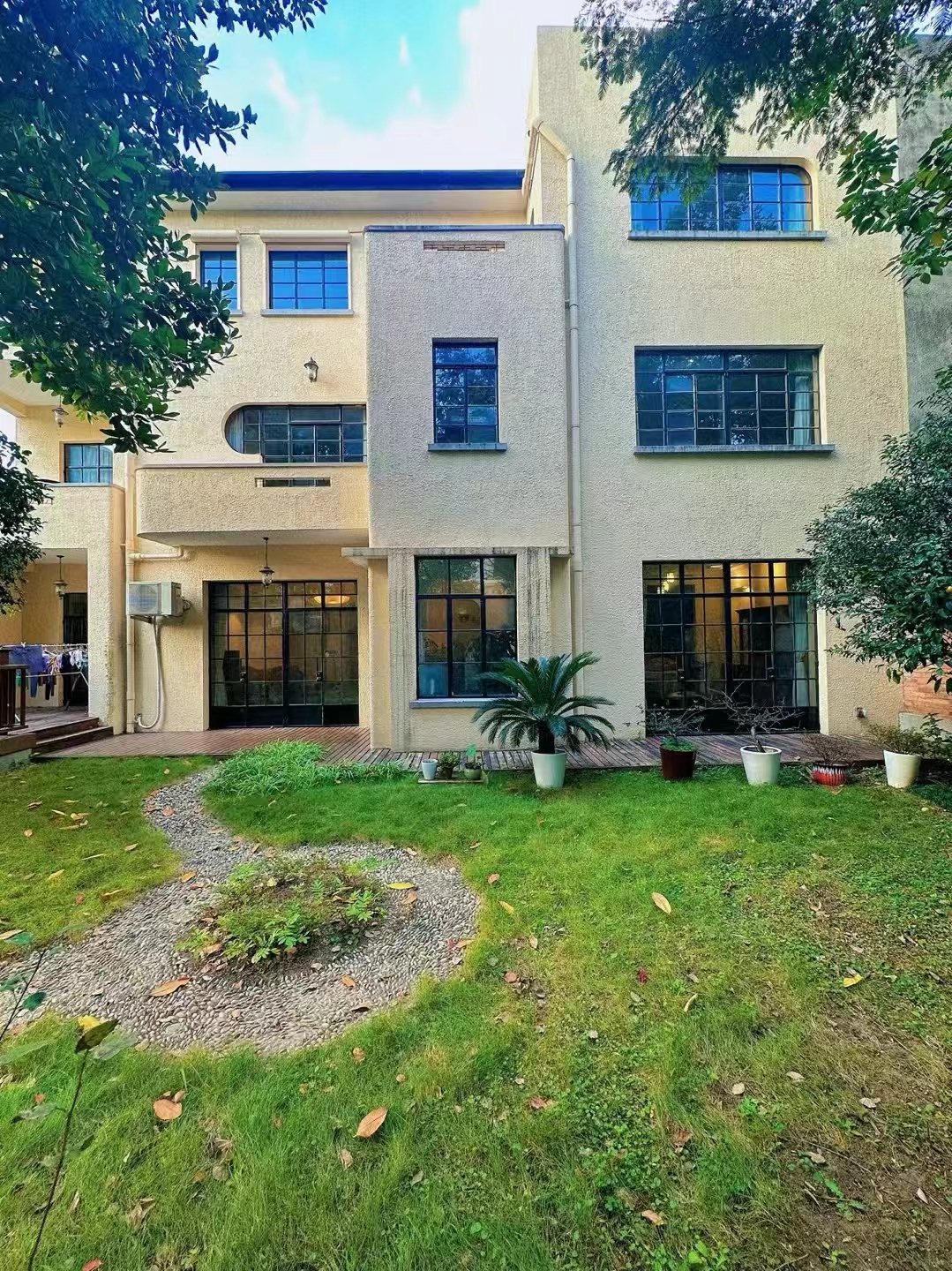 美領館旁上海新邨四開間整幢洋房,三面臨空